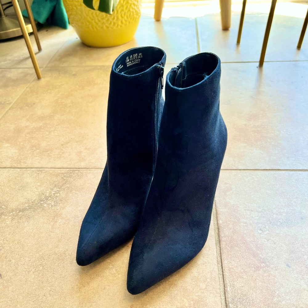 7.5 Carlos Santana ankle booties with kitten heel. Minimal wear.